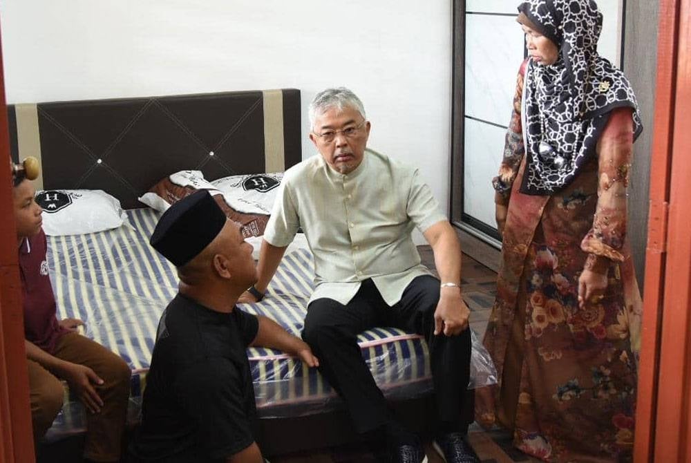 Al-Sultan Abdullah beramah mesra bersama Mohd Khairi dan isteri pada majlis penyerahan rumah kurniaan Yasa kepada keluarga itu di Kampung Tanjung Pulai, Pekan pada Rabu.