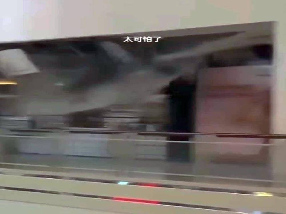 Siling di aras tiga di Queensbay Mall runtuh mengakibatkan air hujan melimpah susulan hujan lebat pada Selasa.