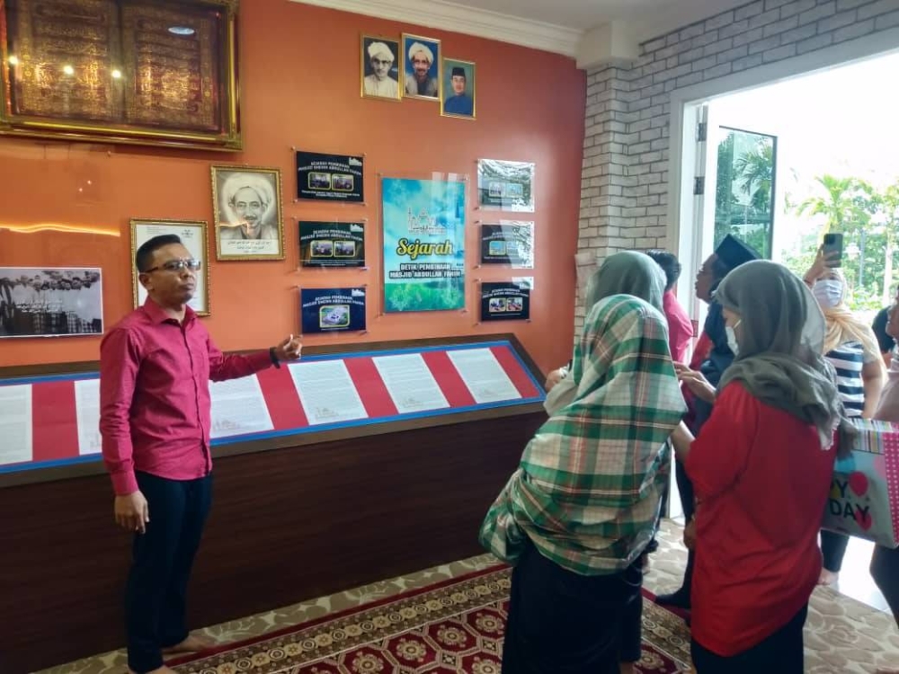 Mohd Lukmanul memberi penerangan mengenai sejarah Masjid Abdullah Fahim kepada pengunjung yang hadir.