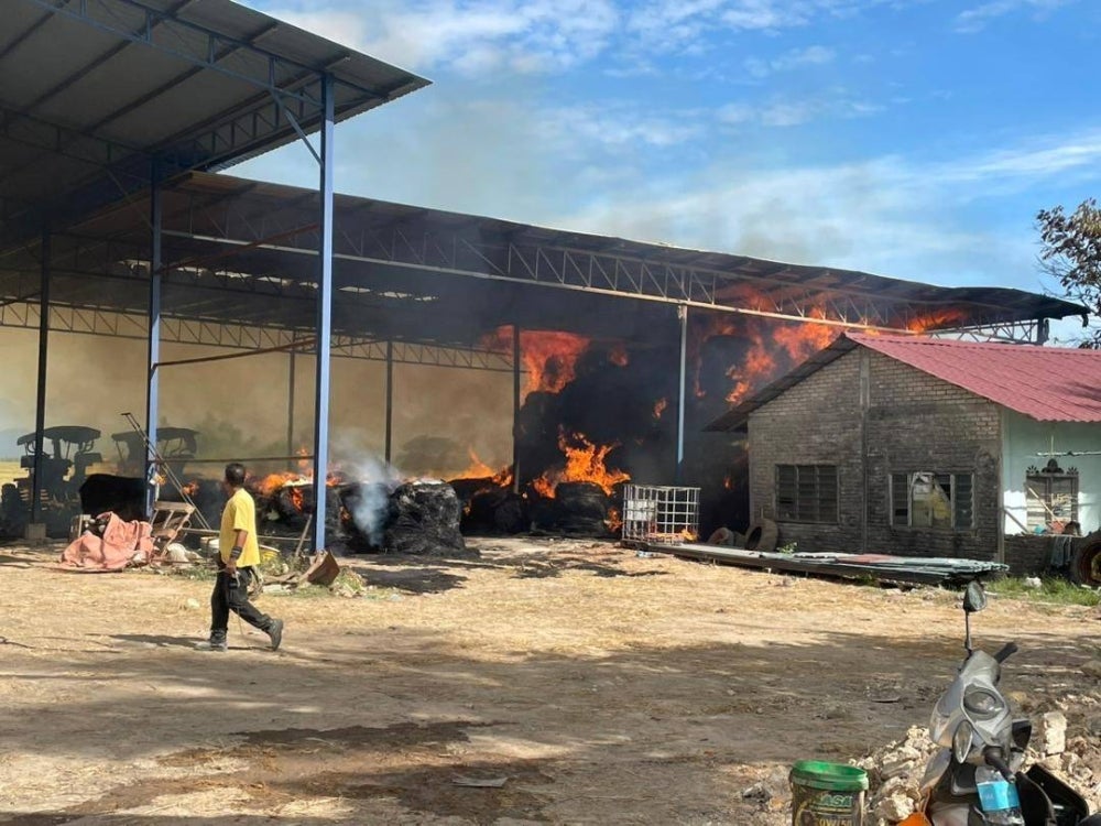 Kebakaran yang berlaku di sebuah gudang penyimpanan jerami di Kampung Batu 4, Sanglang, Kubang Pasu pada Rabu. 