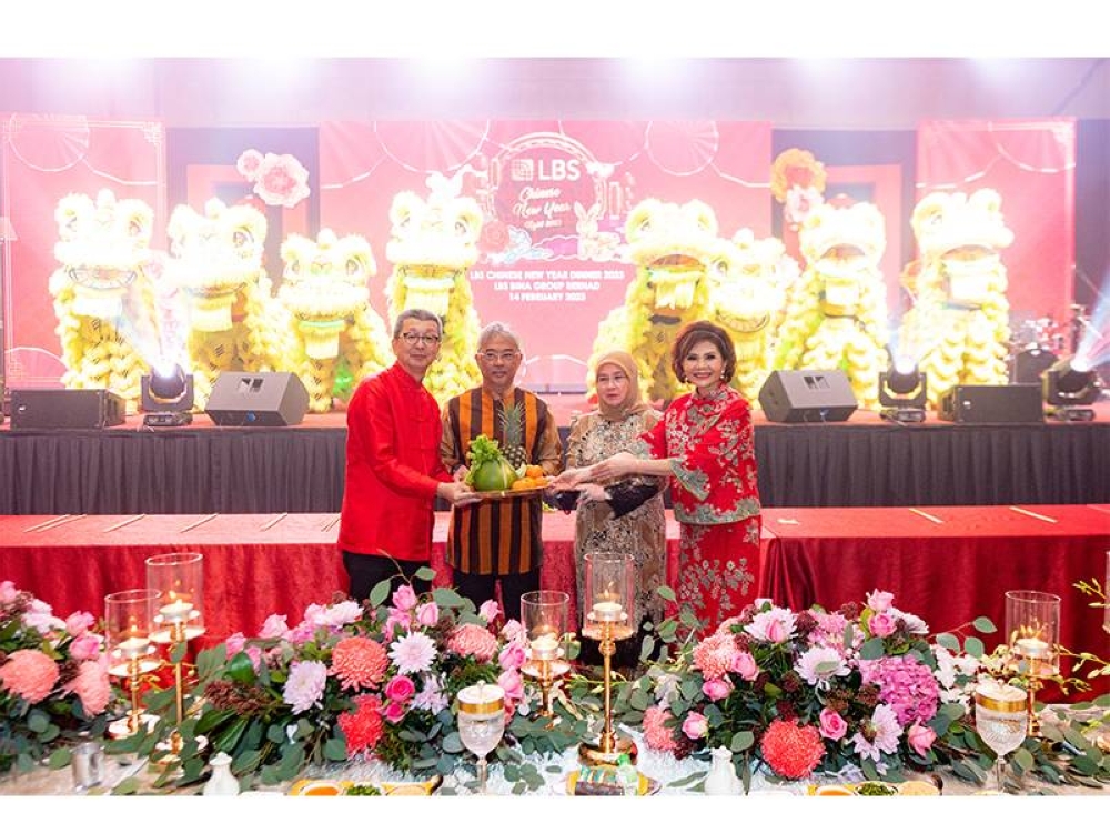 Tan Sri Lim Hock San bersama isterinya turut berkongsi tradisi Tahun Baharu Cina bersama Yang di-Pertuan Agong Al-Sultan Abdullah dan Raja Permaisuri Agong, Tunku Hajah Azizah sebagai simbolik keceriaan dan kemakmuran.