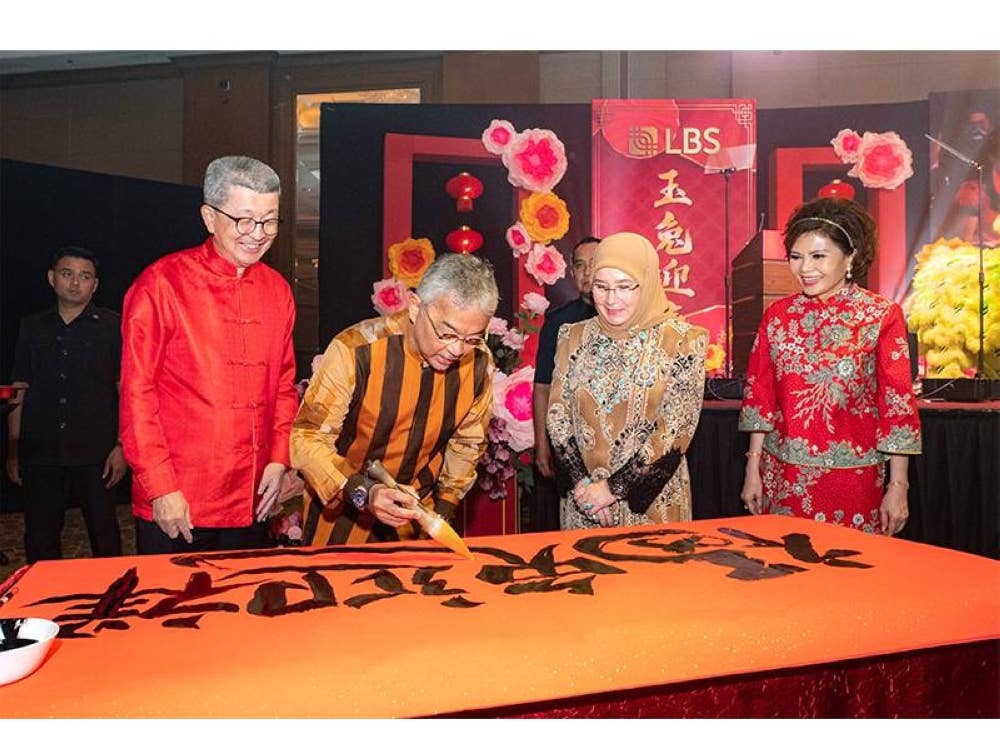 Baginda Yang di-Pertuan Agong, berkenan menulis Seni Kaligrafi Cina sebagai simbolik pembukaan acara di Majlis Makan Malam Tahun Baharu Cina LBS, di sebuah hotel di Kuala Lumpur, di sini, semalam.