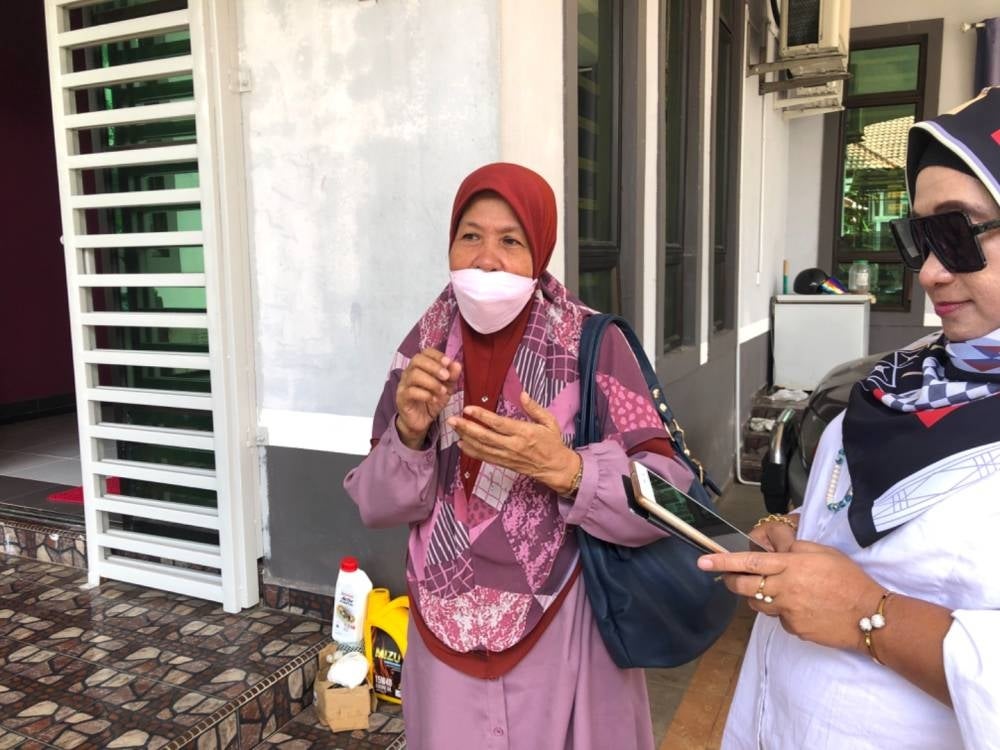 Wan Khadijah (kiri) menceritakan kejadian mayat adik lelakinya ditemui dalam rumah. 