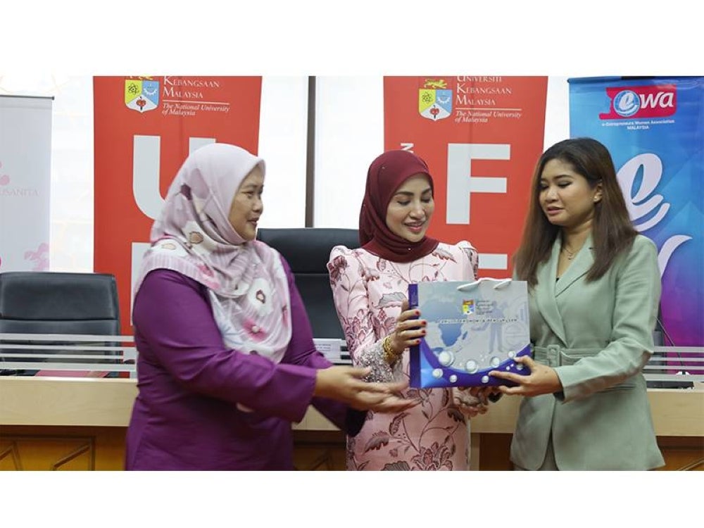 Dekan Fakulti Ekonomi dan Pengurusan UKM, Prof Dr Aini Aman (kiri), Ketua Pegawai Eksekutif USANITA, Datin Seri Adzliana Hasan (tengah) dan Setiausaha EWA Malaysia, Dr Azlina Asaari pada majlis menandatangani Surat Hasrat antara USANITA, UKM dan EWA di Canselori UKM Bangi.