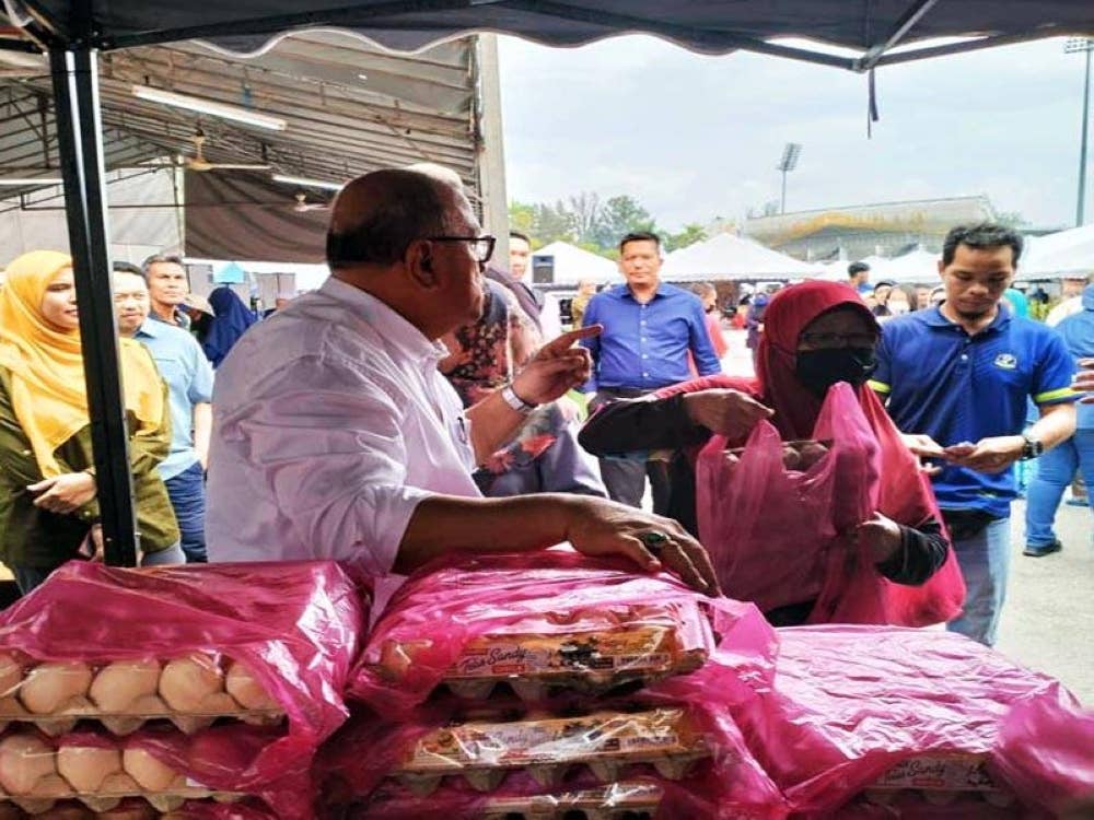 Hampir 2,000 papan telur gred A habis dijual dalam jualan Pasar Tani Mesra sempena Hari Bertemu Pelanggan di pekarangan Stadium Indera Mulia pada Rabu.