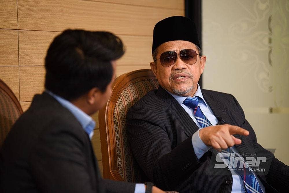 Shahidan (kanan) ketika dalam sesi program Sinar Live bertajuk ‘Shahidan: Otai Perlis masih berbisa’ yang dihoskan oleh Hazwan Mokhtar menerusi platform digital Sinar Harian pada Rabu.