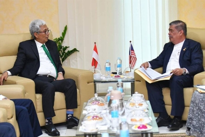 Mohamad Sabu (kanan) dengan Duta Besar Indonesia di Malaysia, Hermono.