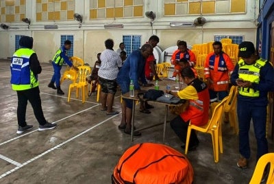 PPS Dewan Orang Ramai Kemayan, Bera dibuka pada Rabu susulan banjir kilat di daerah tersebut. - Foto APM