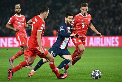 Pemain Bayern cuba menyekat gerakan pemain PSG, Lionel Messi. - Foto AFP