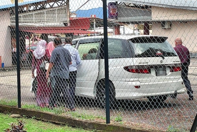 Kesemua tertuduh dilihat keluar menaiki sebuah kereta selepas selesai membayar jaminan