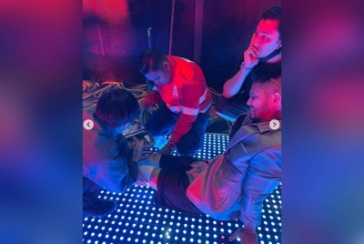 Hairul berkongsi gambar dan video yang menunjukkan dia menahan sakit sambil menerima rawatan awal di sebelah pengarah filem tersebut. - Foto Intsgram Hairulazreen