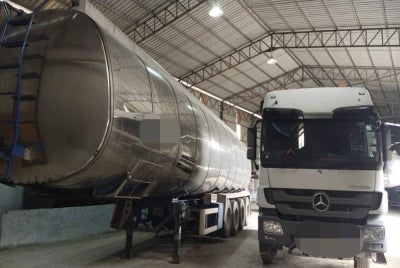 Dua lori tangki yang disita dalam serbuan di sebuah premis di Telok Panglima Garang, pada Selasa.