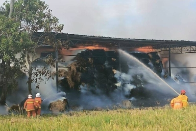 Bomba memadam kebakaran di sebuah gudang penyimpanan jerami di Kampung Batu 4, Sanglang, Kubang Pasu pada Rabu.