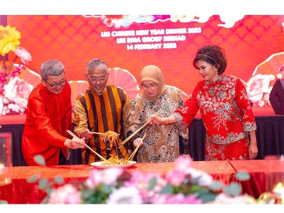Yang di-Pertuan Agong, Al-Sultan Abdullah dan Raja Permaisuri Agong, Tunku Hajah Azizah berkenan melakukan acara gaulan ‘Yee Sang’ bersama Tan Sri Lim Hock San, Pengerusi Eksekutif LBS bersama isterinya.
