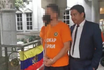 Antara tiga individu yang ditahan SPRM bagi membantu siasatan berkaitan kes rasuah.