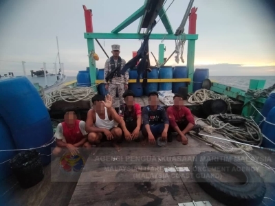 Bot serta kesemua kru ditahan bersama 300 kilogram hasil laut dibawa ke Jeti Limbungan Batu Maung untuk diserahkan kepada pegawai penyiasat.