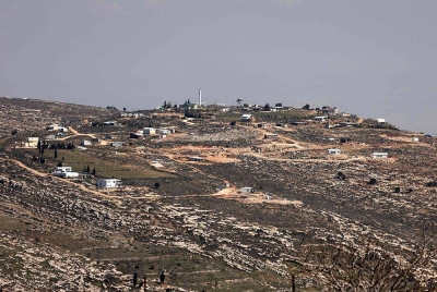 Gambar diambil dari perkampungan Palestin Aqraba menunjukkan pos penempatan Israel di Gevat Arnon, berhampiran bandar Nablus di selatan Tebing Barat yang diduduki, pada Selasa. - Foto AFP