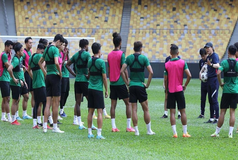 Pan-gon (kanan) dilantik sebagai ketua jurulatih merangkap pengurus Harimau Malaya sejak awal tahun lalu.
Foto: FB FAM