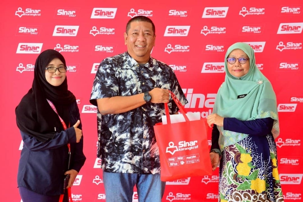 
Nik Justin (tengah) menyampaikan hadiah utama kepada Astura, salah seorang penerima hadiah utama cabutan bertuah Jualan Gudang Karangkraf 2023.