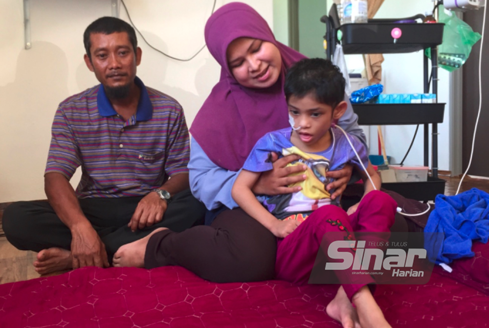 Nurul Imani dibantu Noor Haslizaini duduk di atas ribaannya.