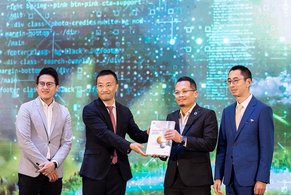 Penyerahan penghargaan kepada Nik Nazmi (dua kari kanan) sewaktu di Sidang Kemuncak Kuasa Digital HUAWEI 2023.