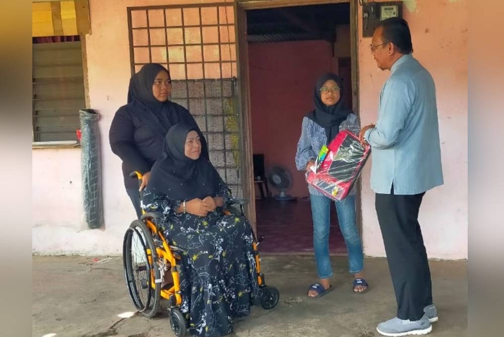 Andansura menziarahi Azizah sekeluarga di rumahnya di Kampung Seberang Balok di sini.