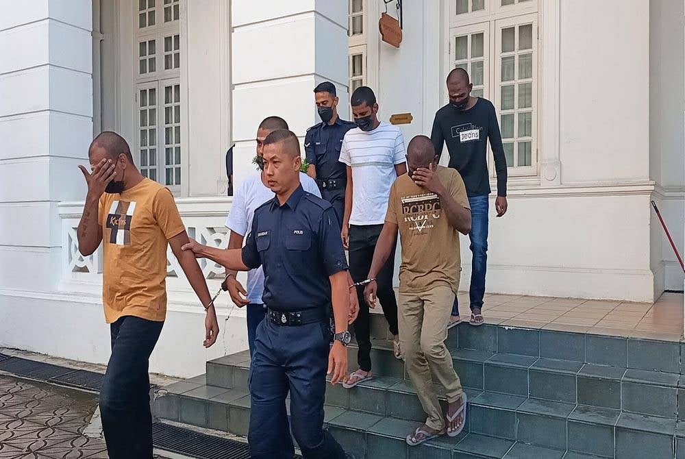 Kelima-lima tertuduh dibawa ke Mahkamah Tinggi Ipoh pada Khamis.