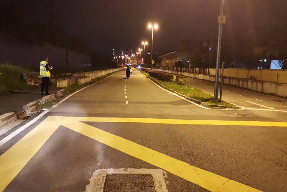 Lokasi kejadian seorang wanita maut setelah dilanggar sebuah motosikal jenis Honda ketika melintas bersama anaknya.