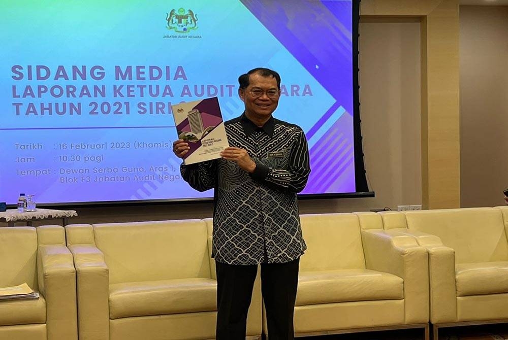 Nik Azman menunjukkan LKAN Siri 2 Tahun 2021 ketika sesi taklimat bersama media di Putrajaya pada Khamis.