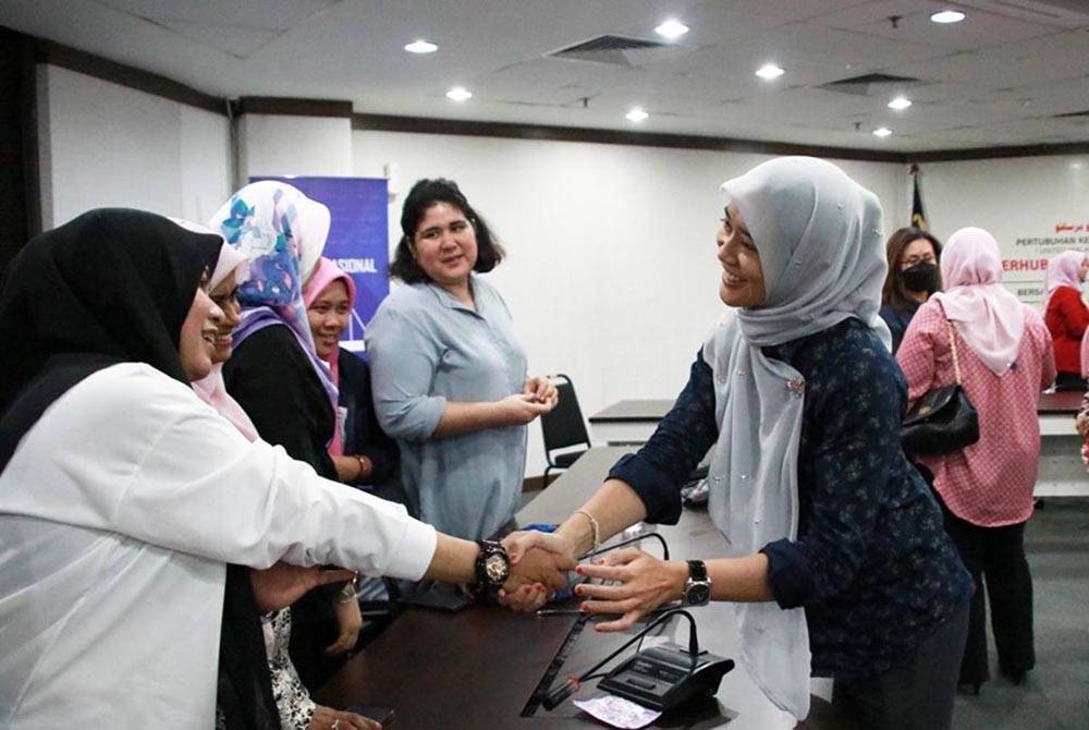 Dira mengadakan pertemuan dengan Puteri UMNO Selangor pada Khamis.