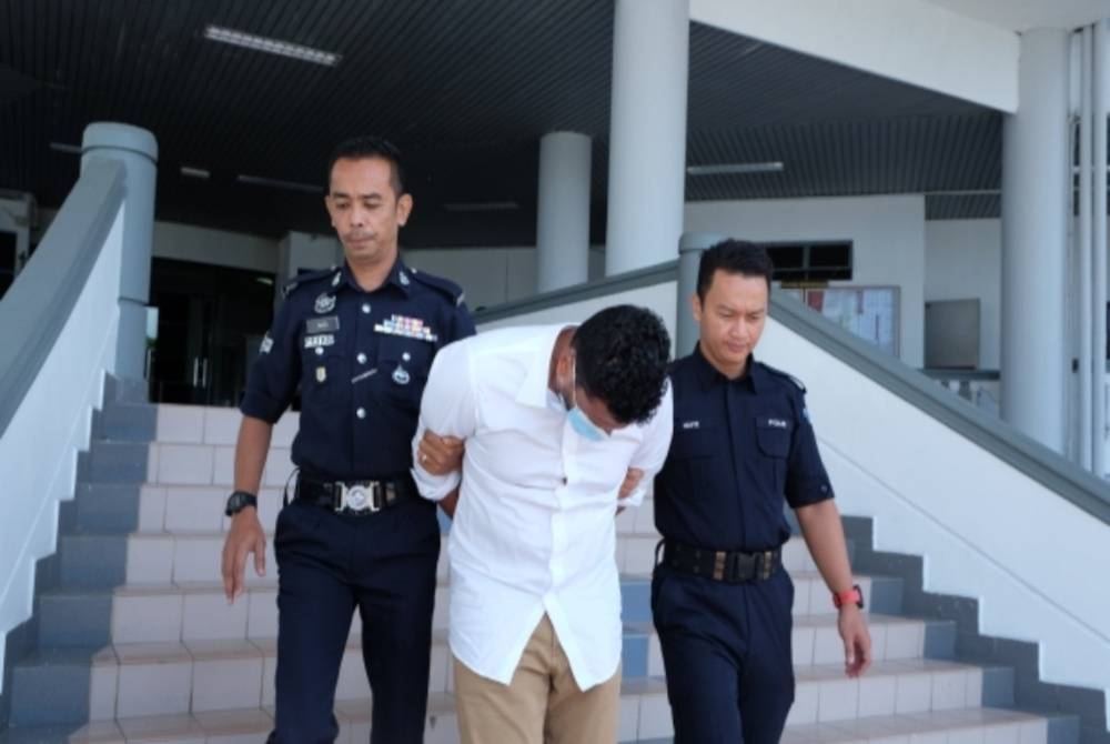 Terrence Conrad Fernandez (tengah) didakwa di Mahkamah Seksyen di sini, pada Khamis.