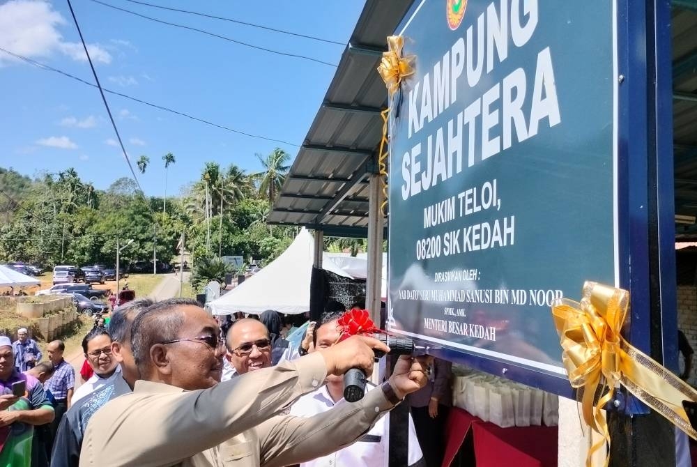 Muhammad Sanusi merasmikan nama Kampung Sejahtera, Mukim Teloi di Sik pada Khamis.