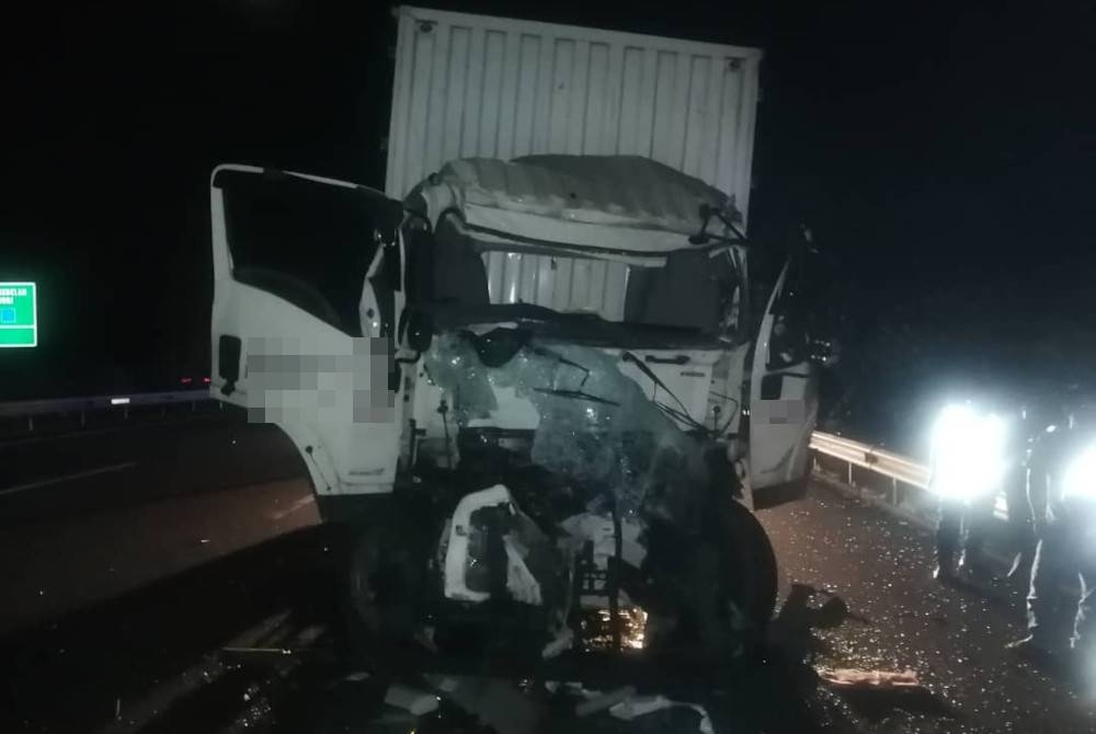 Keadaan lori yang remuk selepas terlibat kemalangan di KM231.7 Lebuhraya Utara-Selatan (arah Utara) pada awal pagi Khamis. - Foto PDRM