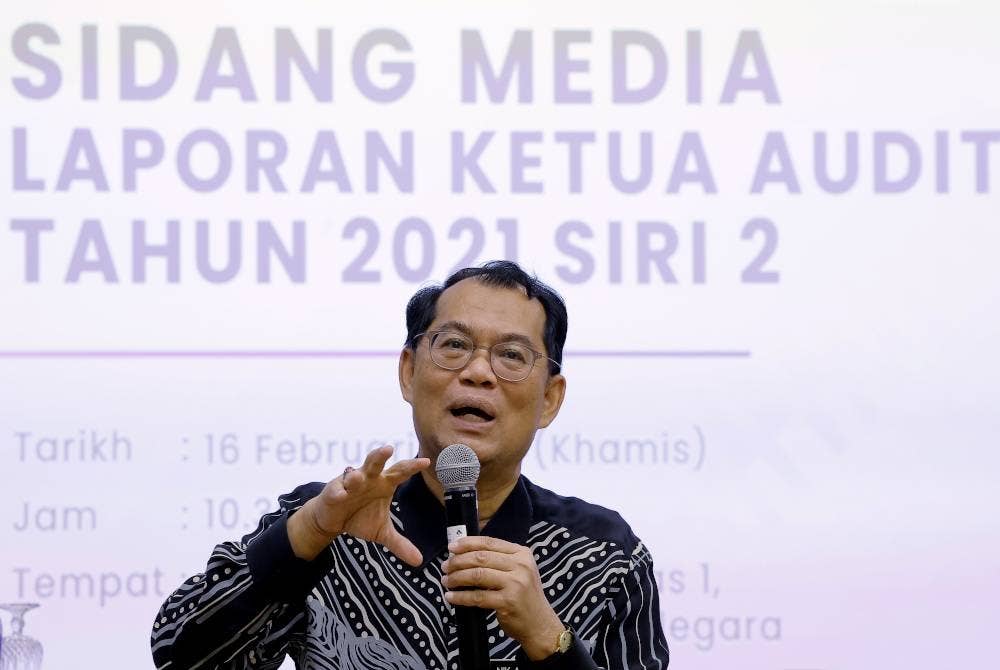 Ketua Audit Negara Datuk Seri Nik Azman Nik Abdul Majid pada sidang media Laporan Ketua Audit Negara Tahun 2021 Siri 2 di Jabatan Audit Negara. - Foto Bernama
