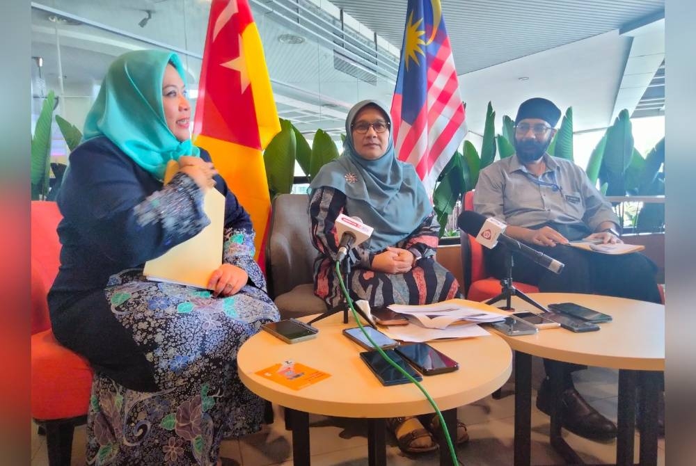 Dari kiri, Dr Ummi Kalthom, Dr Siti Mariah dan Dr Sukhvinder pada sidang akhbar di Bangunan SUK pada Khamis.