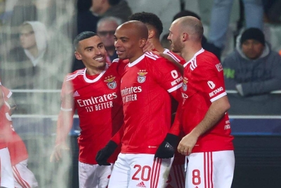 Mario (tengah) meledak satu gol ketika membantu Benfica mengalahkan Club Brugge dalam aksi pusingan 16 Liga Juara-Juara pada Khamis. - Foto EPA