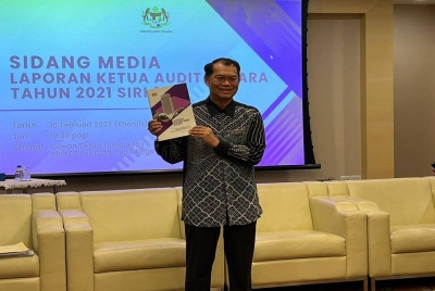 Nik Azman menunjukkan LKAN Siri 2 Tahun 2021 ketika sesi taklimat bersama media di Putrajaya pada Khamis.