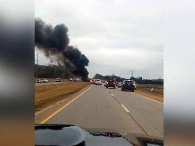 Helikopter UH-60 yang difahamkan sedang menjalani misi latihan itu terhempas di barat laut Huntsville di sepanjang Lebuhraya Alabama 53. - Foto Reuters