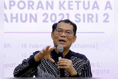 Nik Azman pada sidang media Laporan Ketua Audit Negara Tahun 2021 Siri 2 di Jabatan Audit Negara hari ini. - Foto Bernama