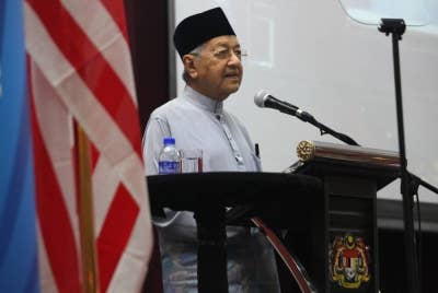 Dr Mahathir ketika Persidangan Dakwah Kebangsaan 'Cabaran umat Islam dan peranan NGO Islam' di Dewan Serbaguna di Masjid Wilayah Persekutuan, Kuala Lumpur pada Khamis.