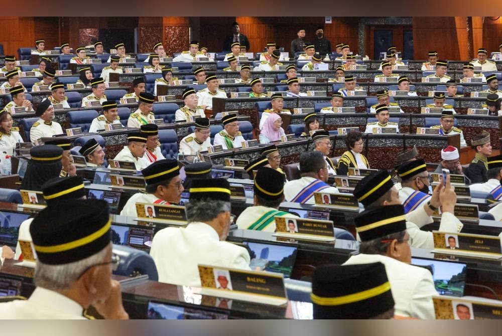 Barisan ahli Dewan Rakyat yang hadir pada Istiadat Pembukaan Mesyuarat Pertama Penggal Kedua, Parlimen ke-15 di Bangunan Parlimen pada Isnin.