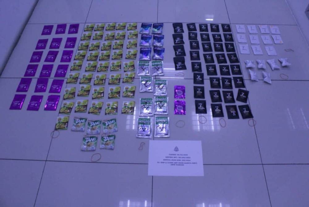 Antara peket disyaki berisi dadah yang dirampas JSJN dalam serbuan di sebuah pusat hiburan di Lembah Klang baru-baru ini.