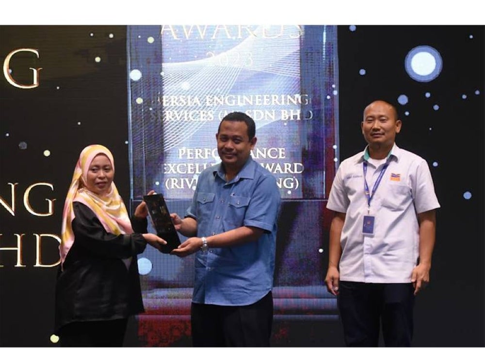 Ahmad Fadzli (tengah) menyampaikan Performance Excellence Award (River Desilting) kepada Bersia Engineering Services (M) Sdn Bhd.