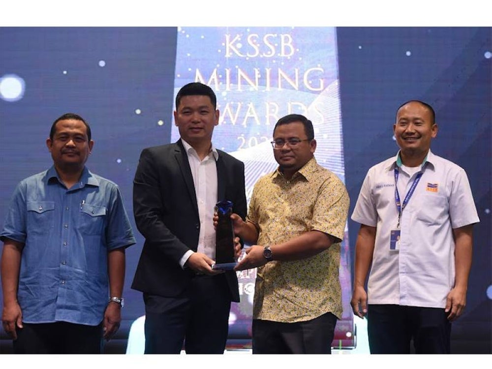 Amirudin (dua dari kanan) menyampaikan Special Appreciation Award Completion of HORAS 600 kepada Jared daripada Sg Rambai Trading Sdn Bhd.