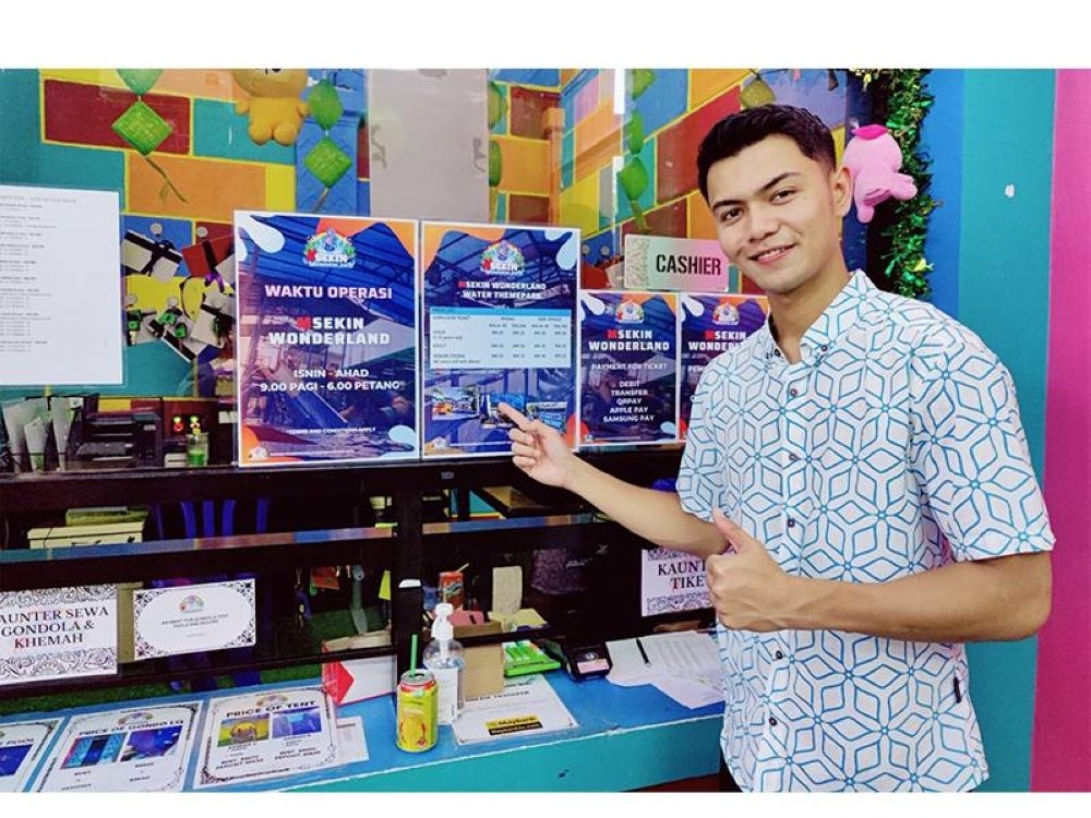 Muhammad Amin menunjukkan kaunter tiket MSekin Wonderland setiap kali pengunjung ingin memasuki taman tema berkenaan.