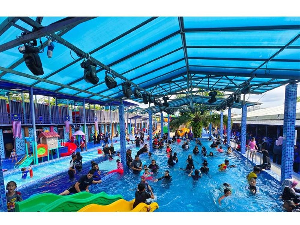 Taman tema itu menyediakan kemudahan berbumbung kepada pelanggan mereka bagi mengurangkan bahang panas terik dan hujan.