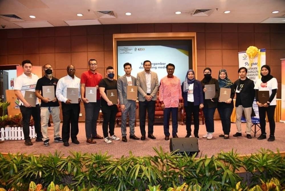 Timbalan Datuk Bandar Subang Jaya, Mohd Zulkurnain Che Ali (tujuh dari kanan), Timbalan Setiausaha Kerajaan Negeri Selangor (Pembangunan), Datuk Johary Anuar (enam dari kanan) dan Pengurus PLATS, Siti Nur Hazwani Sabuddin (lima dari kanan) bersama peserta dalam satu program yang diadakan baru-baru ini.