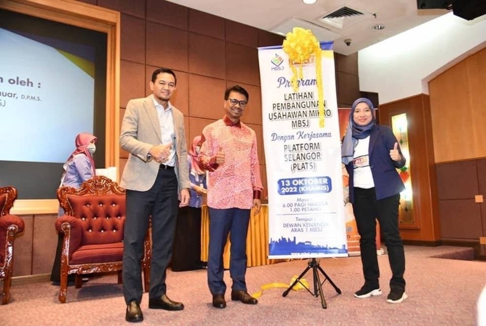 Dari kiri: Timbalan Datuk Bandar Subang Jaya, Mohd Zulkurnain Che Ali, Timbalan Setiausaha Kerajaan Negeri Selangor (Pembangunan), Datuk Johary Anuar dan Pengurus PLATS, Siti Nur Hazwani Sabuddin dalam satu program Latihan Pembangunan Usahawan Mikro MBSJ dengan kerjasama PLATS yang diadakan baru-baru ini.