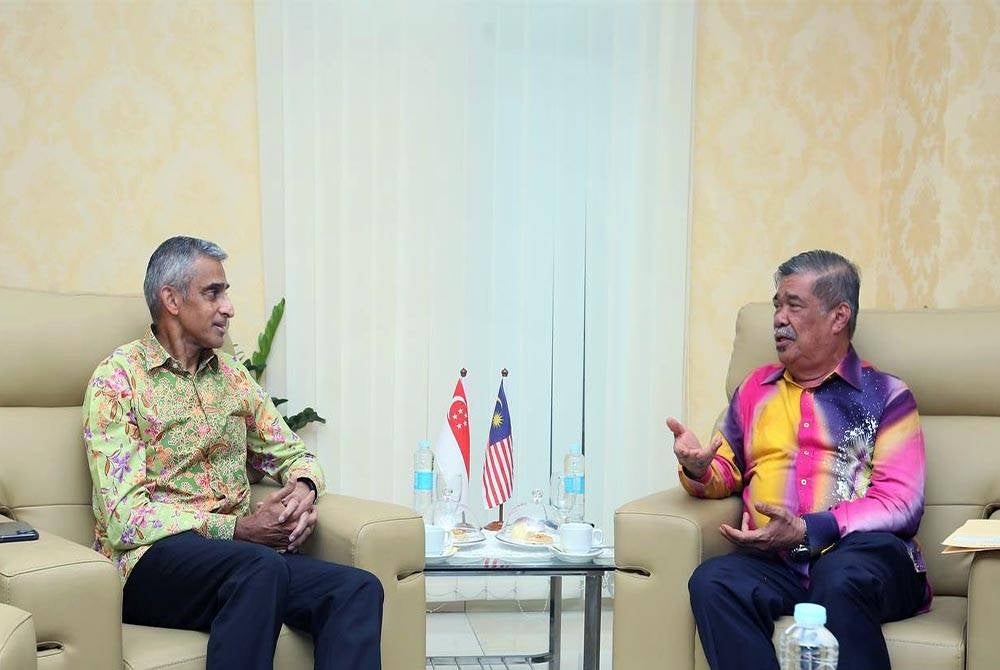 Mohamad (kanan) dan Vanu ketika mengadakan pertemuan di Menara Lembaga Pertubuhan Peladang (LPP), Kuala Lumpur pada Rabu.