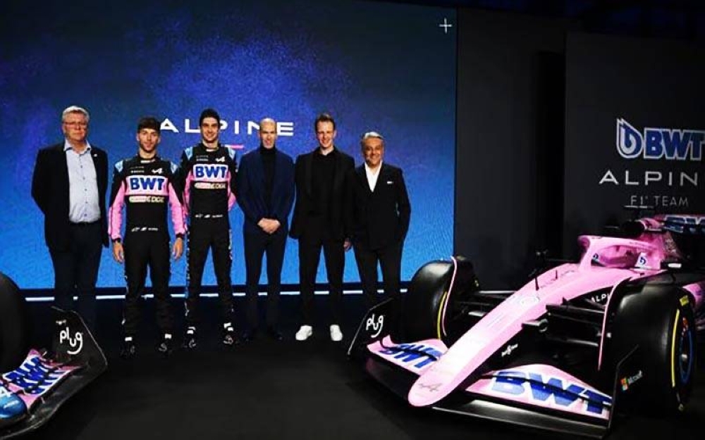 Zidane (tiga dari kanan) pada majlis memperkenalkan jentera baharu Alpine, A523 bagi musim 2023 di London awal pagi Jumaat. -Foto: AFP